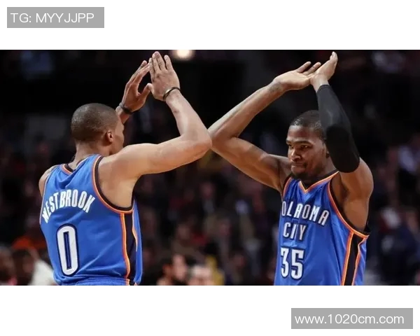 杜兰特与威少的巅峰对决:昔日队友如何在赛场上展开激烈较量 杜兰特与威少的巅峰对决:昔日队友如何在赛场上展开激烈较量